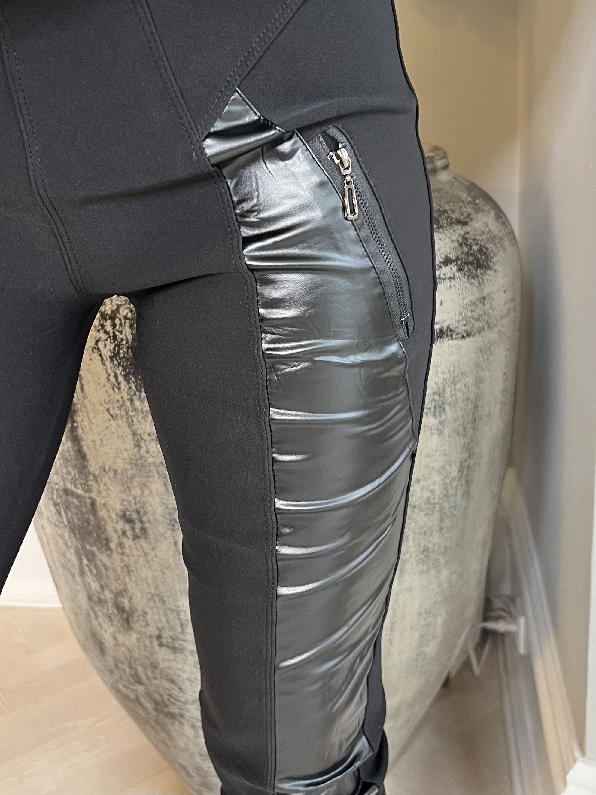 Derma - Svarta elastiska leggings med läderlook - Black